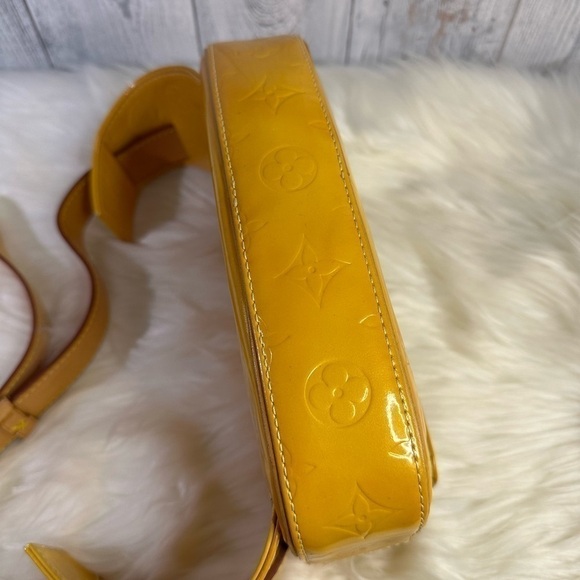 LOUIS VUITTON vernis beltbag / bumbag in mustard - Picture 6 of 17